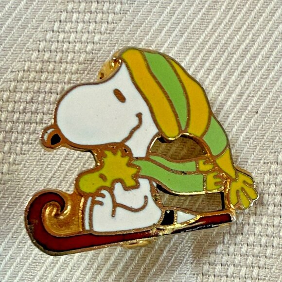 Vintage Peanuts Snoopy Collectible Enamel pin / Snoopy/Woodstock sleeding - Picture 1 of 2